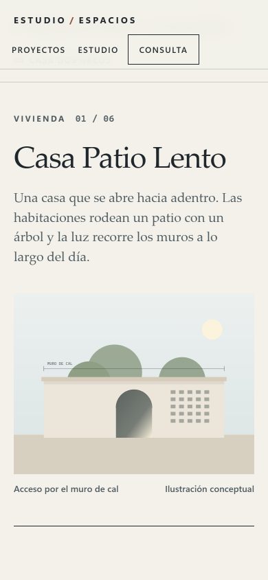 Ficha de Casa Patio Lento en la versión 5, en celular: rótulo «Vivienda 01 / 06», título en serif, un párrafo y la ilustración dibujada de la casa con su pie «Acceso por el muro de cal · Ilustración conceptual».