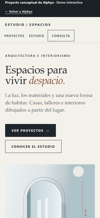Portada de Estudio Espacios en la versión 5, en celular: marca en mayúsculas espaciadas, titular en serif «Espacios para vivir despacio.» con «despacio» en cursiva terracota, dos botones en mayúsculas apilados y el inicio de la ilustración del arco.