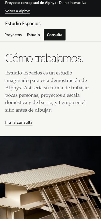 Página Estudio de Estudio Espacios en la versión 6, en celular: titular ligero «Cómo trabajamos.», un párrafo en serif, el enlace «Ir a la consulta» y el inicio de la fotografía de la maqueta sobre fondo negro.