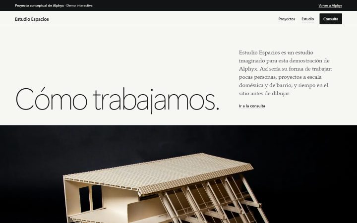 Página Estudio de Estudio Espacios en la versión 6, en escritorio: titular ligero «Cómo trabajamos.», un párrafo en serif con el enlace «Ir a la consulta» y, debajo, a todo el ancho, la fotografía de una maqueta de madera clara sobre fondo negro.