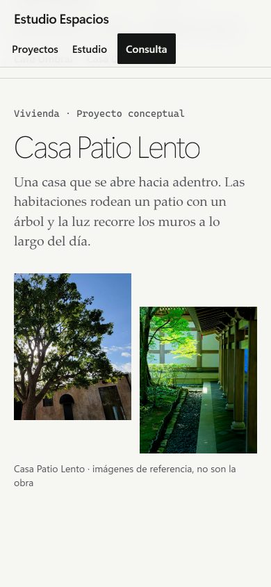 Ficha de Casa Patio Lento en la versión 6, en celular: rótulo en monoespaciada, título ligero, un párrafo en serif y el díptico de fotografías del árbol y del corredor con el pie «Casa Patio Lento · imágenes de referencia, no son la obra».