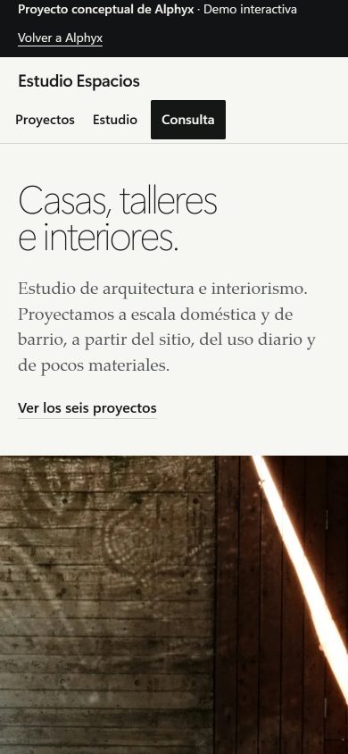 Portada de Estudio Espacios en la versión 6, en celular: marca «Estudio Espacios» en sans normal, titular ligero «Casas, talleres e interiores.», un párrafo en serif, el enlace «Ver los seis proyectos» y el inicio de la fotografía del muro de concreto con la franja de luz.