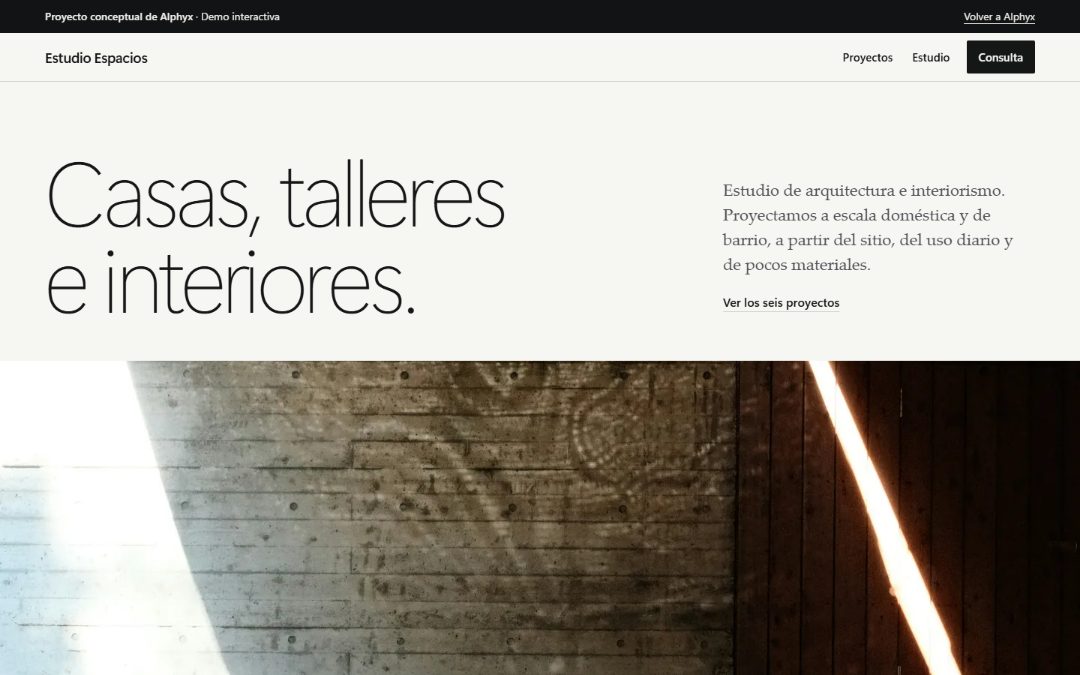 Portada de Estudio Espacios en la versión 6, en escritorio: fondo papel casi blanco, titular en sans ligera «Casas, talleres e interiores.», a la derecha un párrafo en serif con el enlace «Ver los seis proyectos» y, debajo, a todo el ancho, una fotografía de un muro de concreto con una franja de luz sobre madera.
