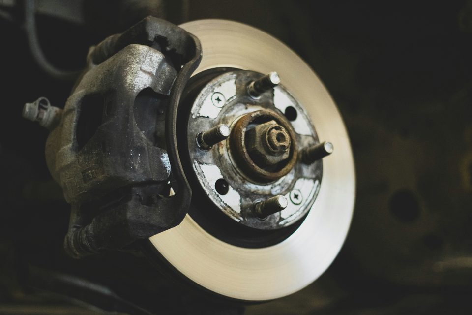 Disco y caliper de freno de una rueda sin llanta. (foto de referencia, no de esta orden)