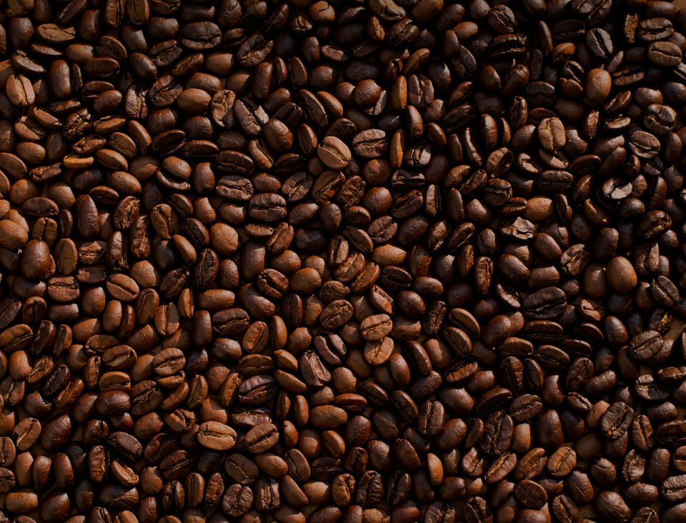 Granos de café tostado vistos de cerca.